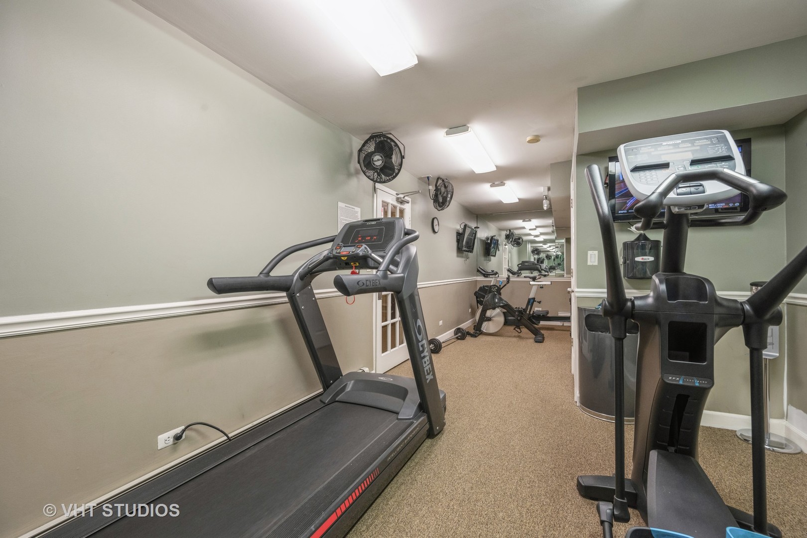 3900 N Pine Grove Avenue Unit: 907