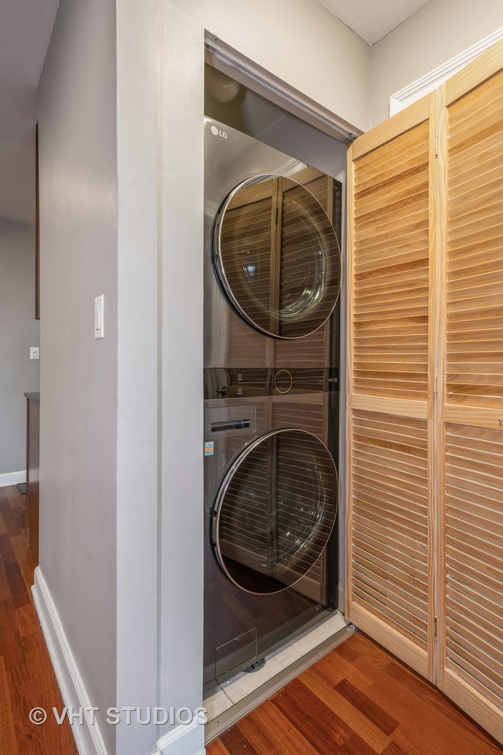 3900 N Pine Grove Avenue Unit: 907