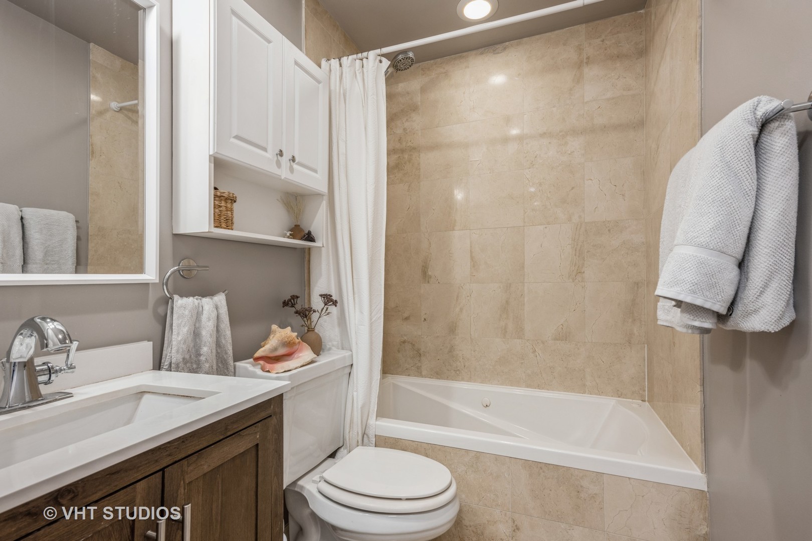 3900 N Pine Grove Avenue Unit: 907