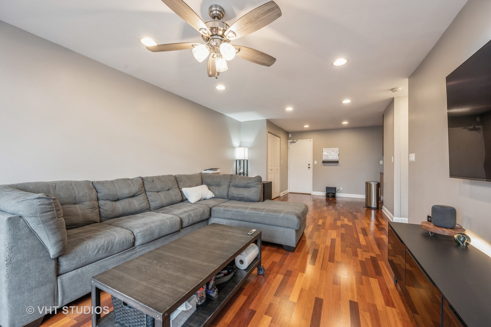 3900 N Pine Grove Avenue Unit: 907