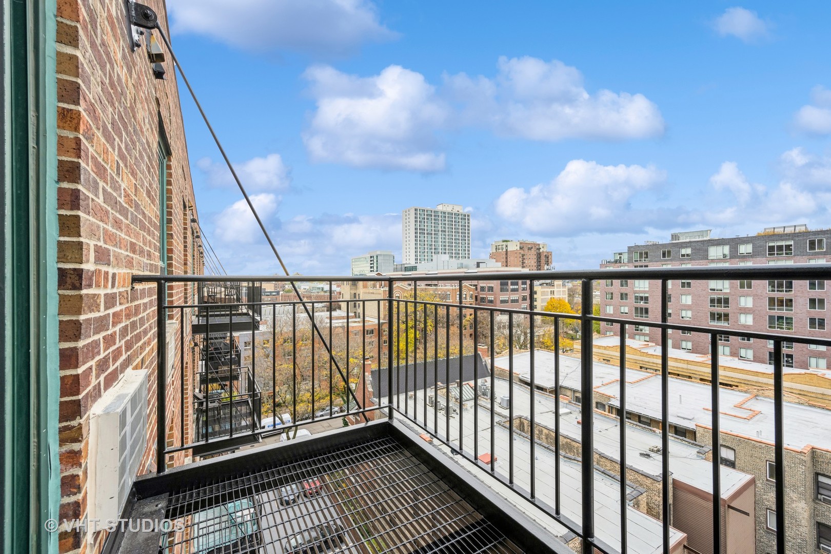 3900 N Pine Grove Avenue Unit: 907