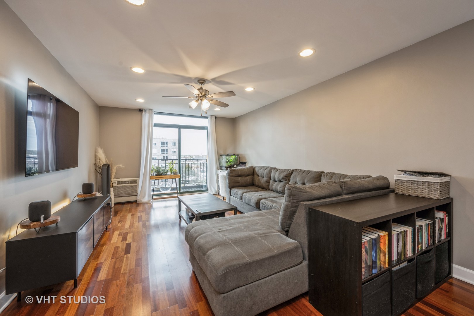 3900 N Pine Grove Avenue Unit: 907