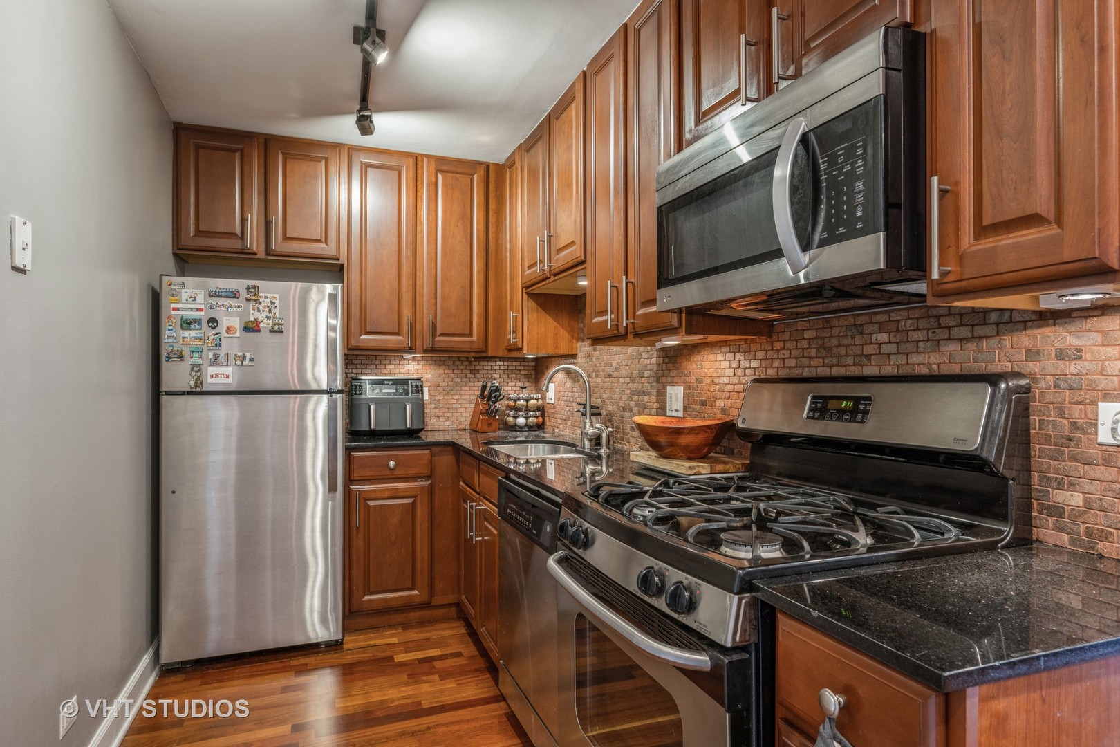 3900 N Pine Grove Avenue Unit: 907