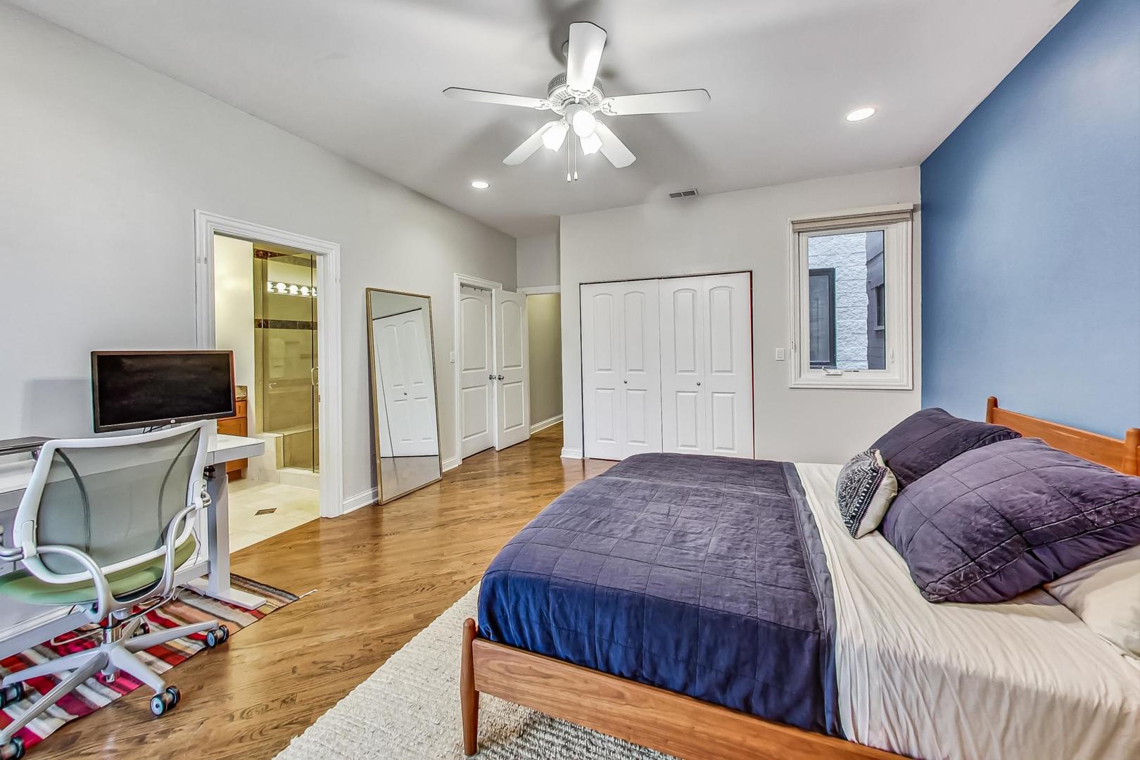 921 N Damen Avenue Unit: 4