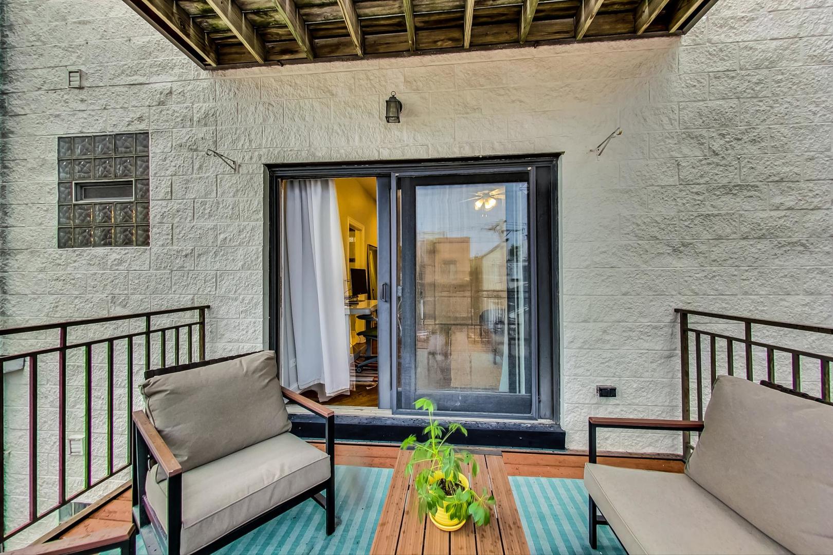 921 N Damen Avenue Unit: 4