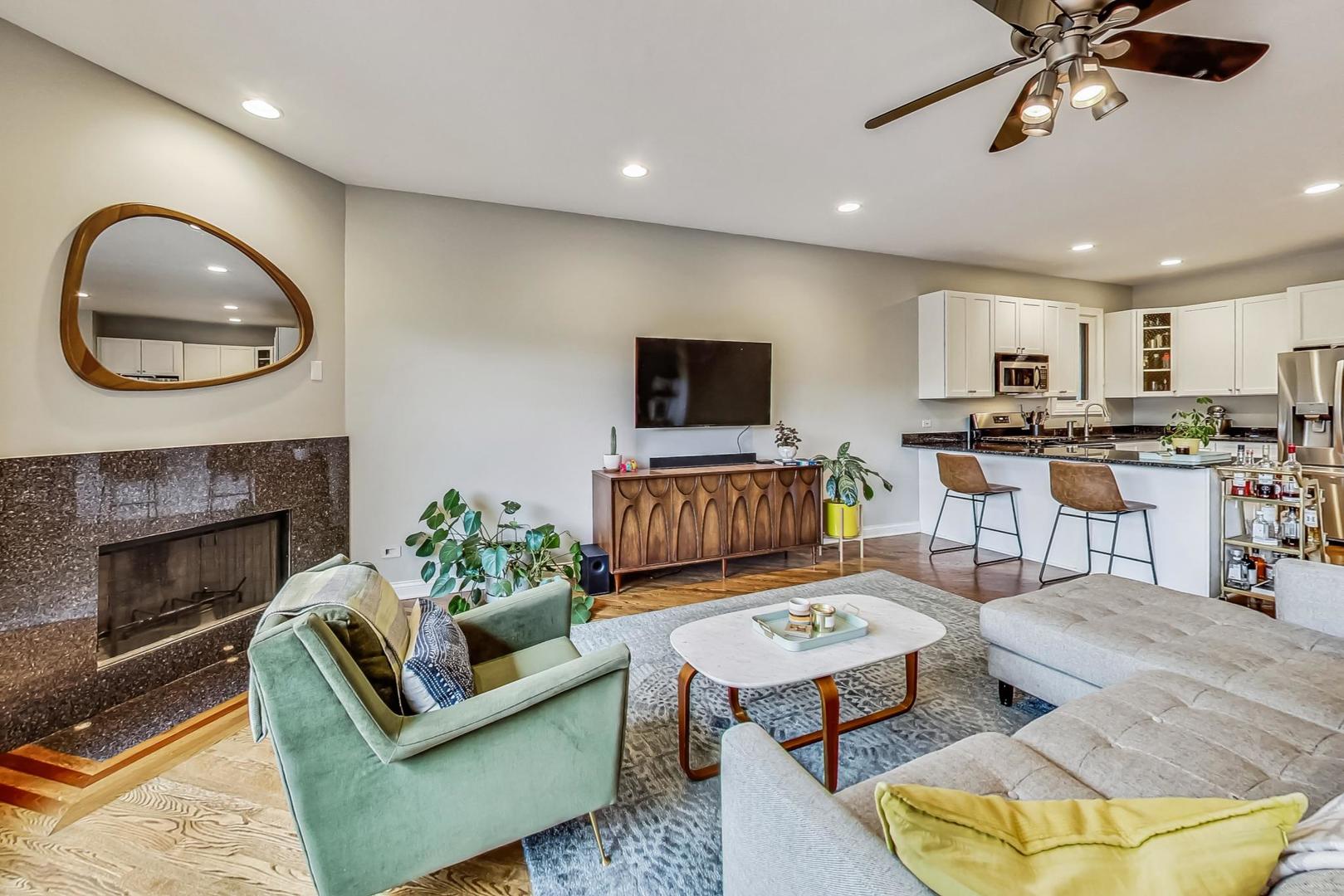 921 N Damen Avenue Unit: 4