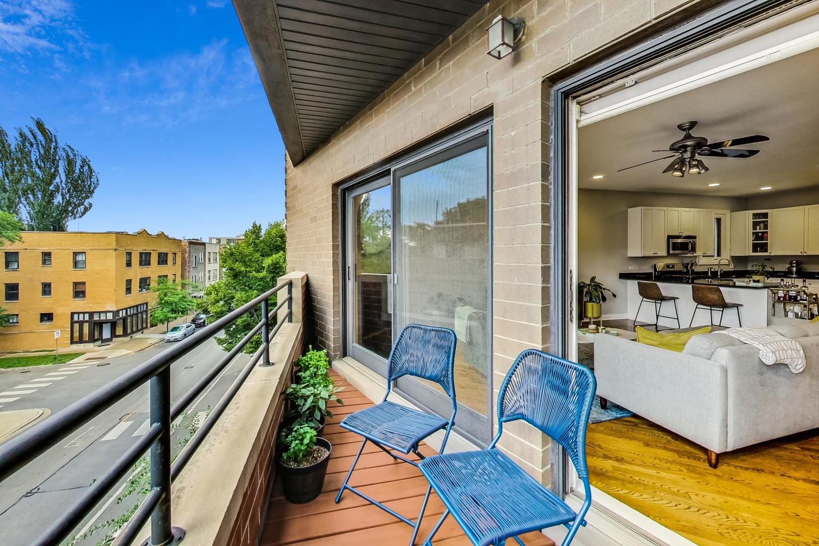 921 N Damen Avenue Unit: 4