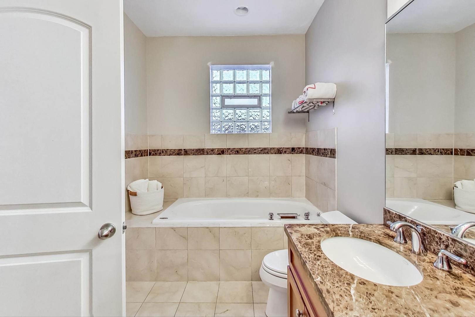 921 N Damen Avenue Unit: 4