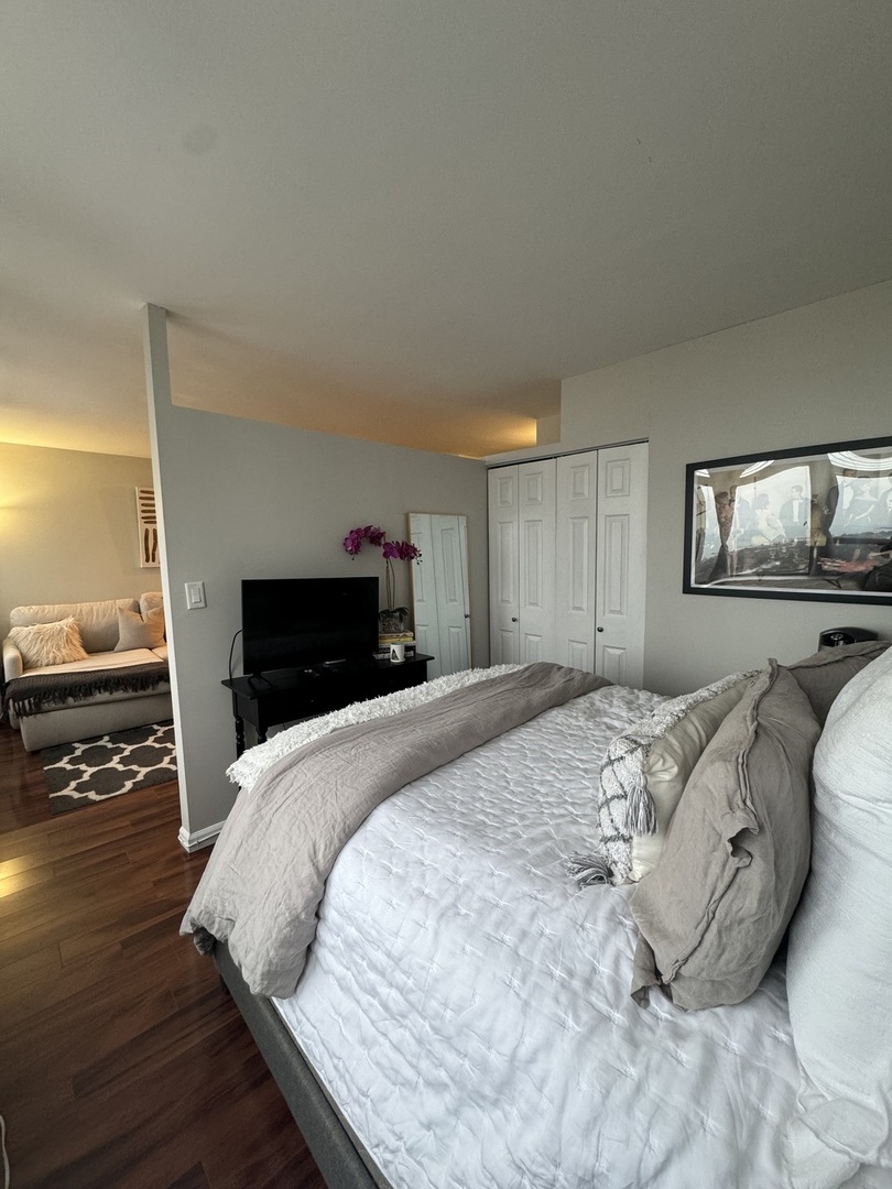 1460 N Sandburg Terrace Unit: 2504