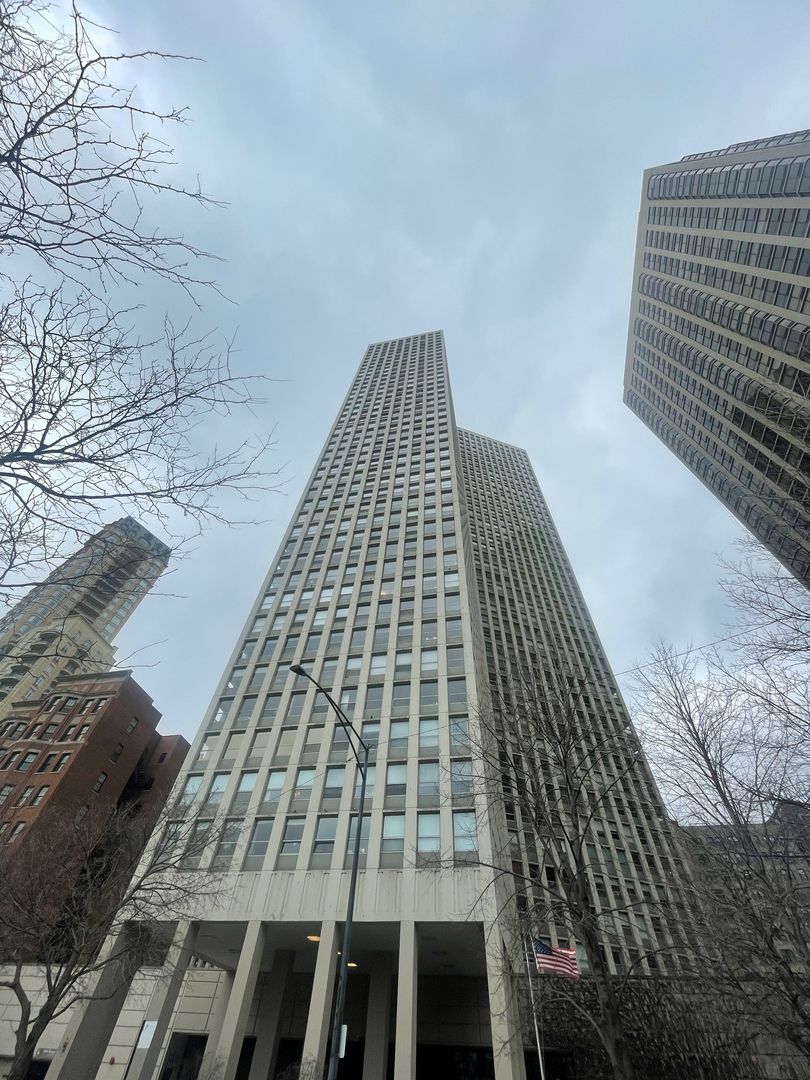 2626 N LAKEVIEW Avenue Unit: 1906