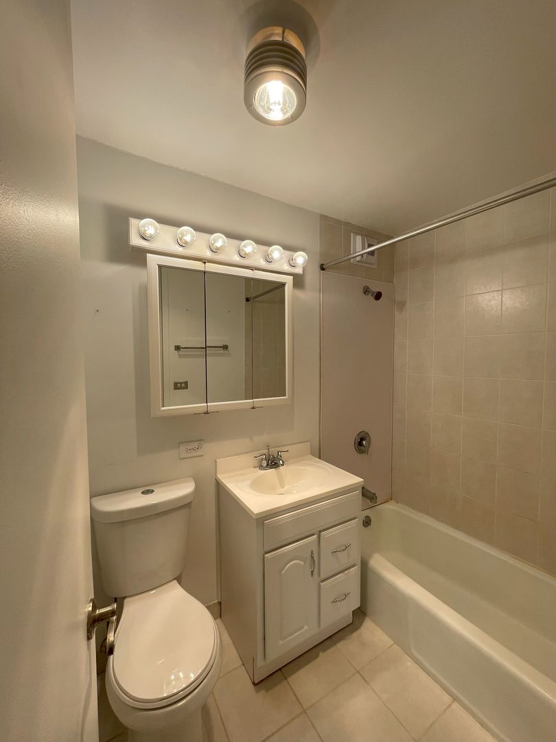 2626 N LAKEVIEW Avenue Unit: 1906