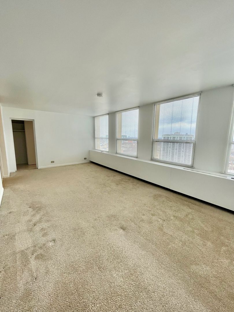 2626 N LAKEVIEW Avenue Unit: 1906