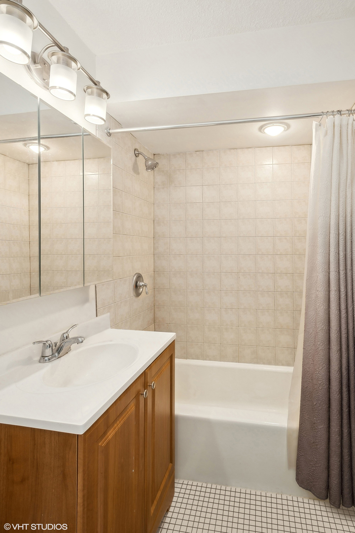 2144 N Lincoln Park West Unit: 5C