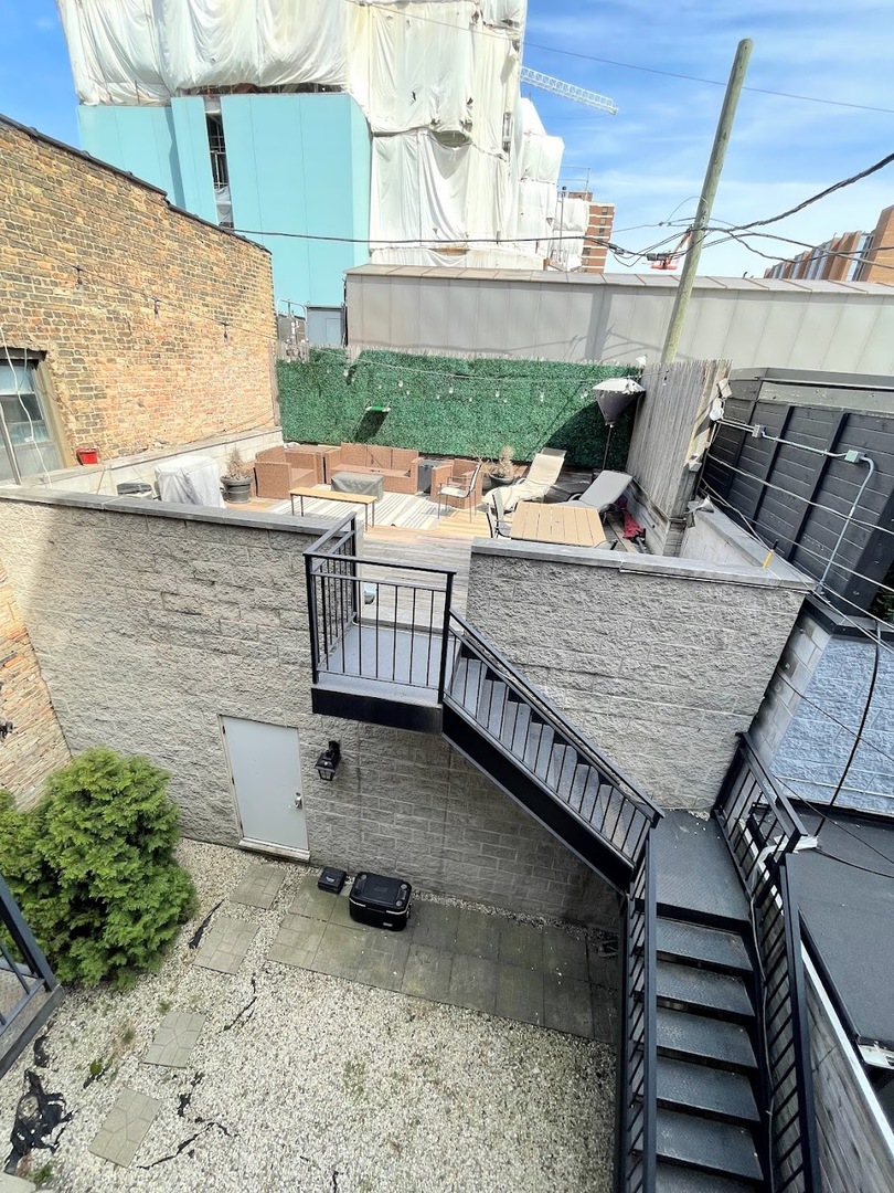 3039 N Sheffield Avenue Unit: 2