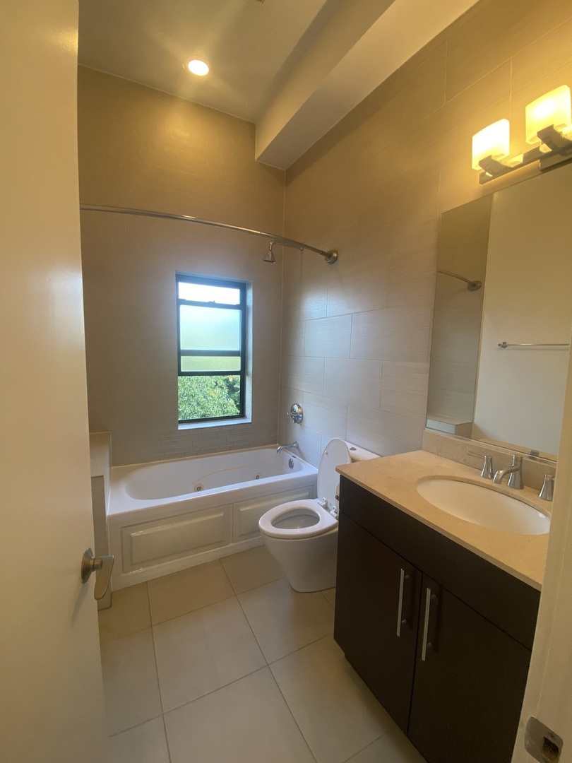 1504 W Roscoe Street Unit: 3E