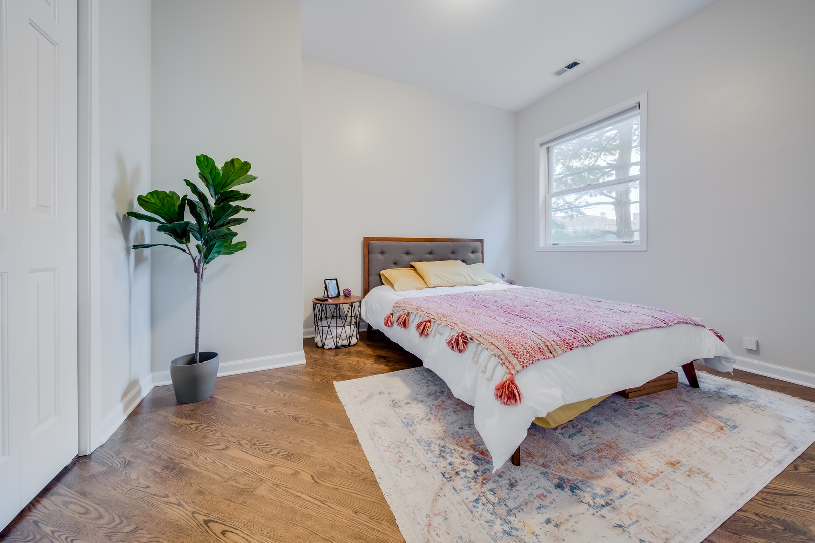 1541 W Roscoe Street Unit: 2