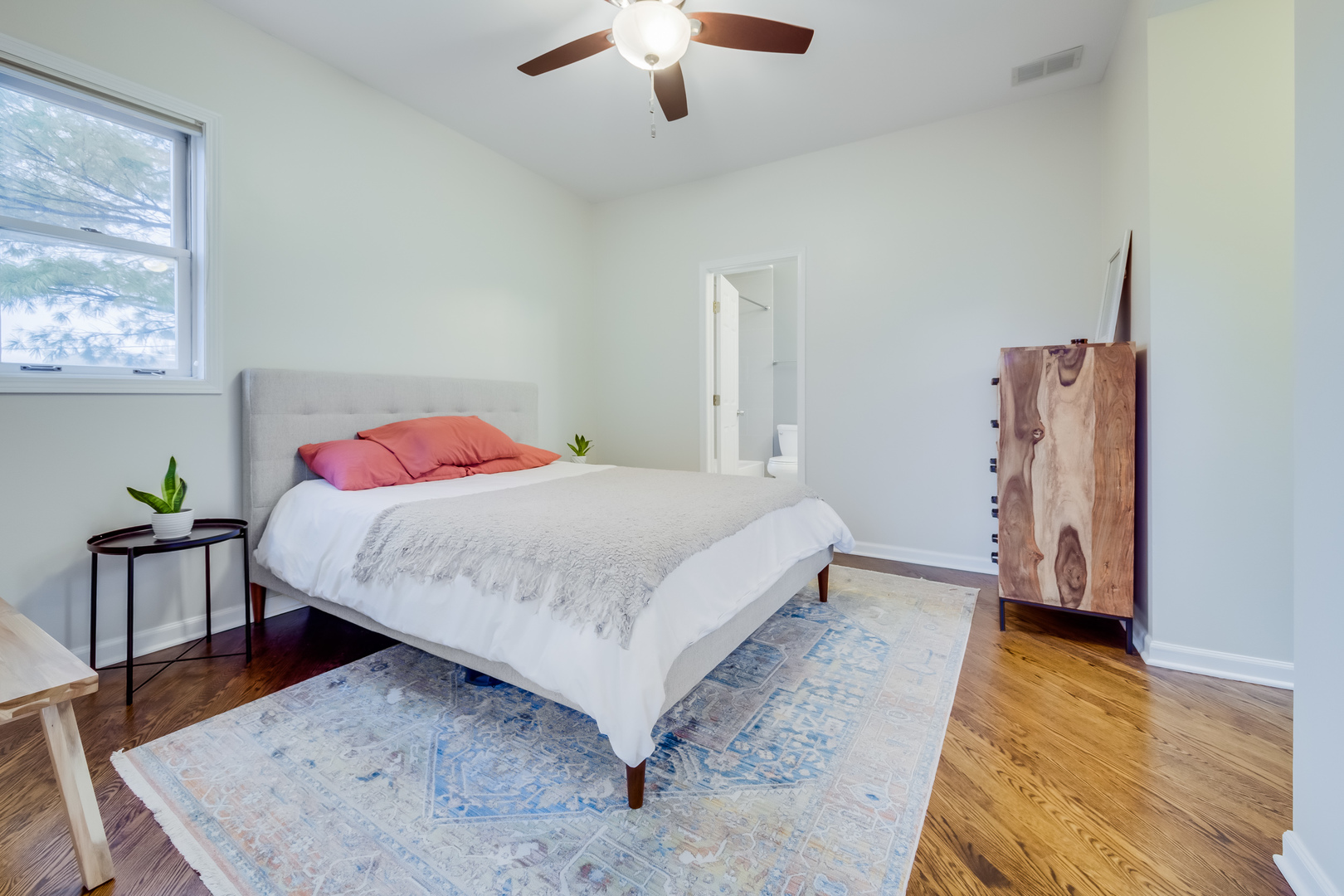 1541 W Roscoe Street Unit: 2