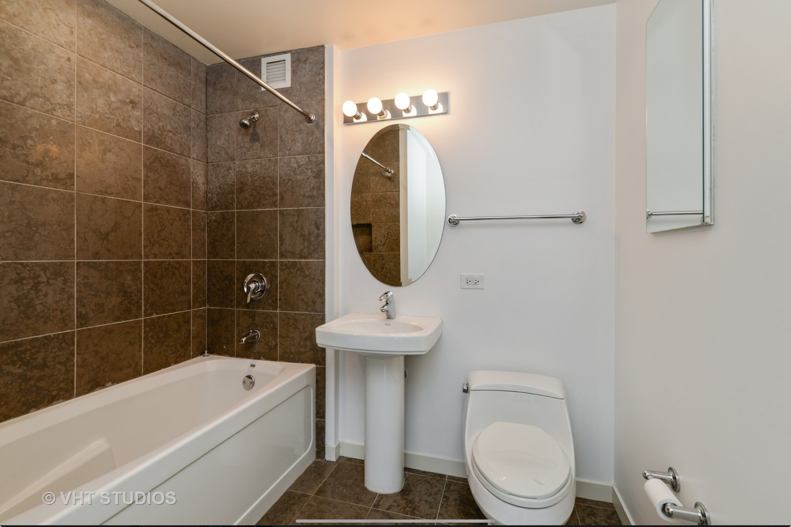 200 W Grand Avenue Unit: 1904