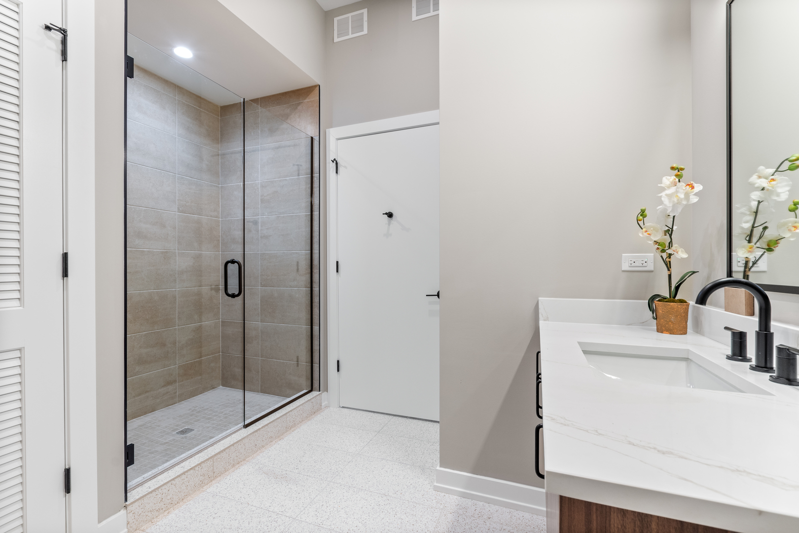 3217 N Clark Street Unit: 203