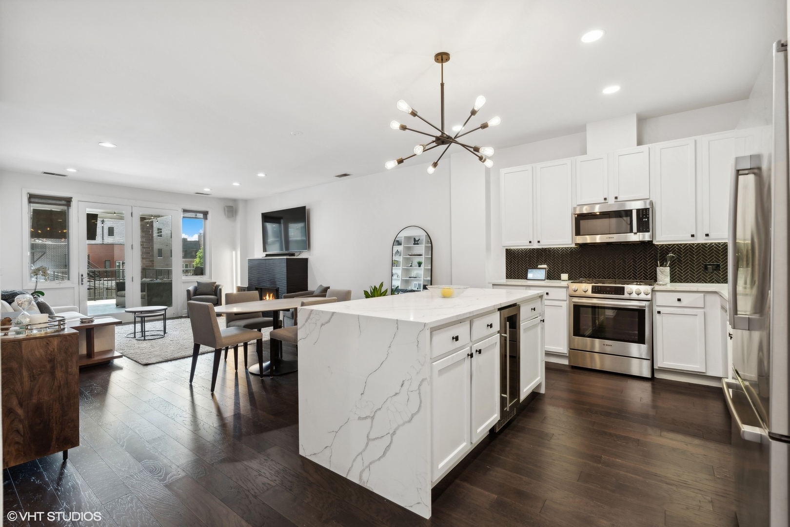 2230 N Lincoln Avenue Unit: 303