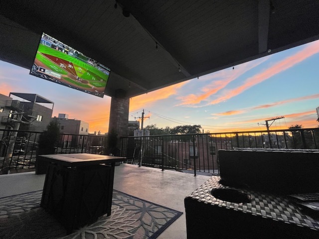 2230 N Lincoln Avenue Unit: 303