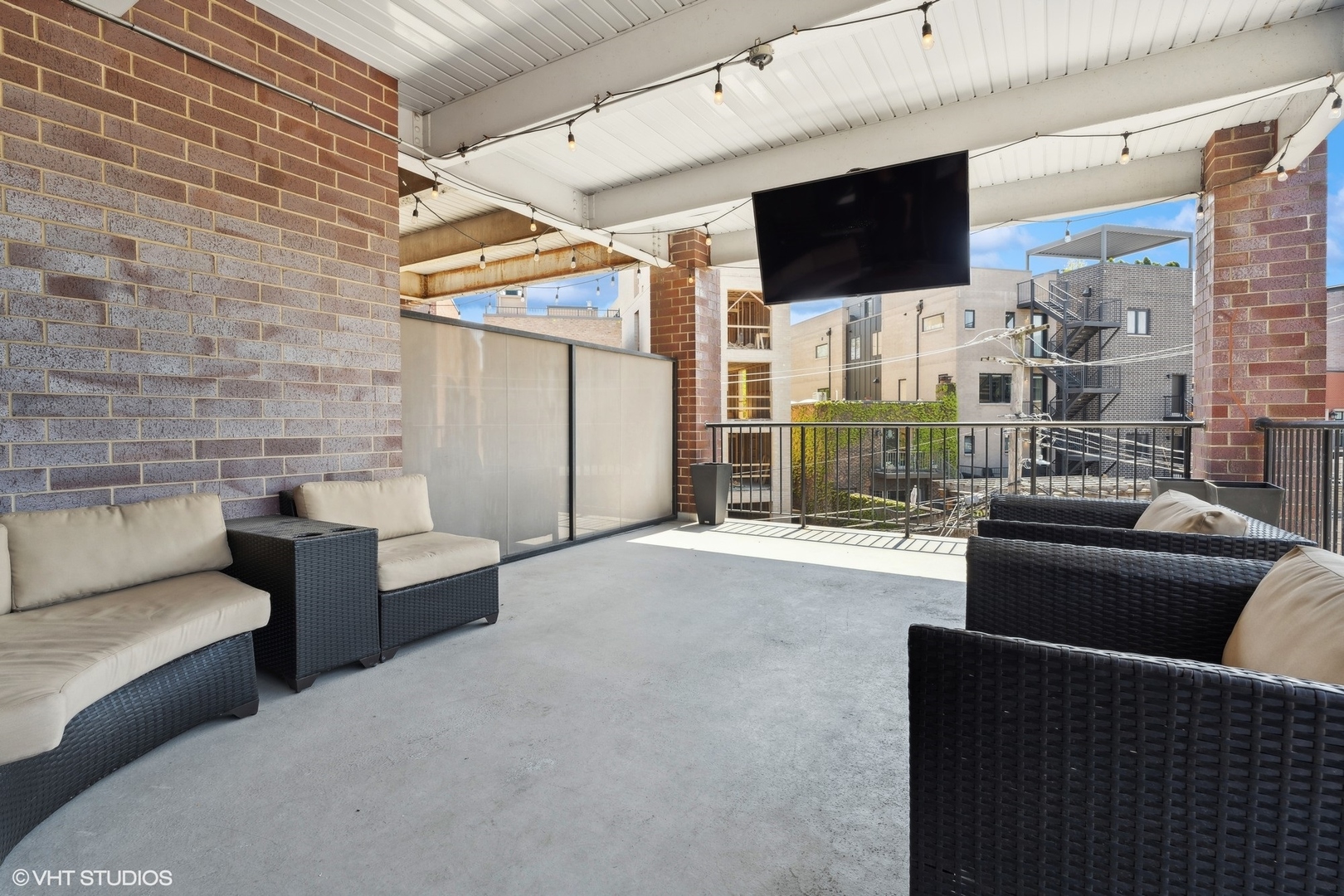 2230 N Lincoln Avenue Unit: 303