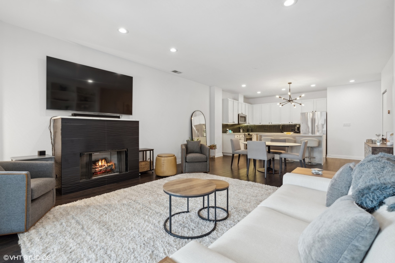 2230 N Lincoln Avenue Unit: 303