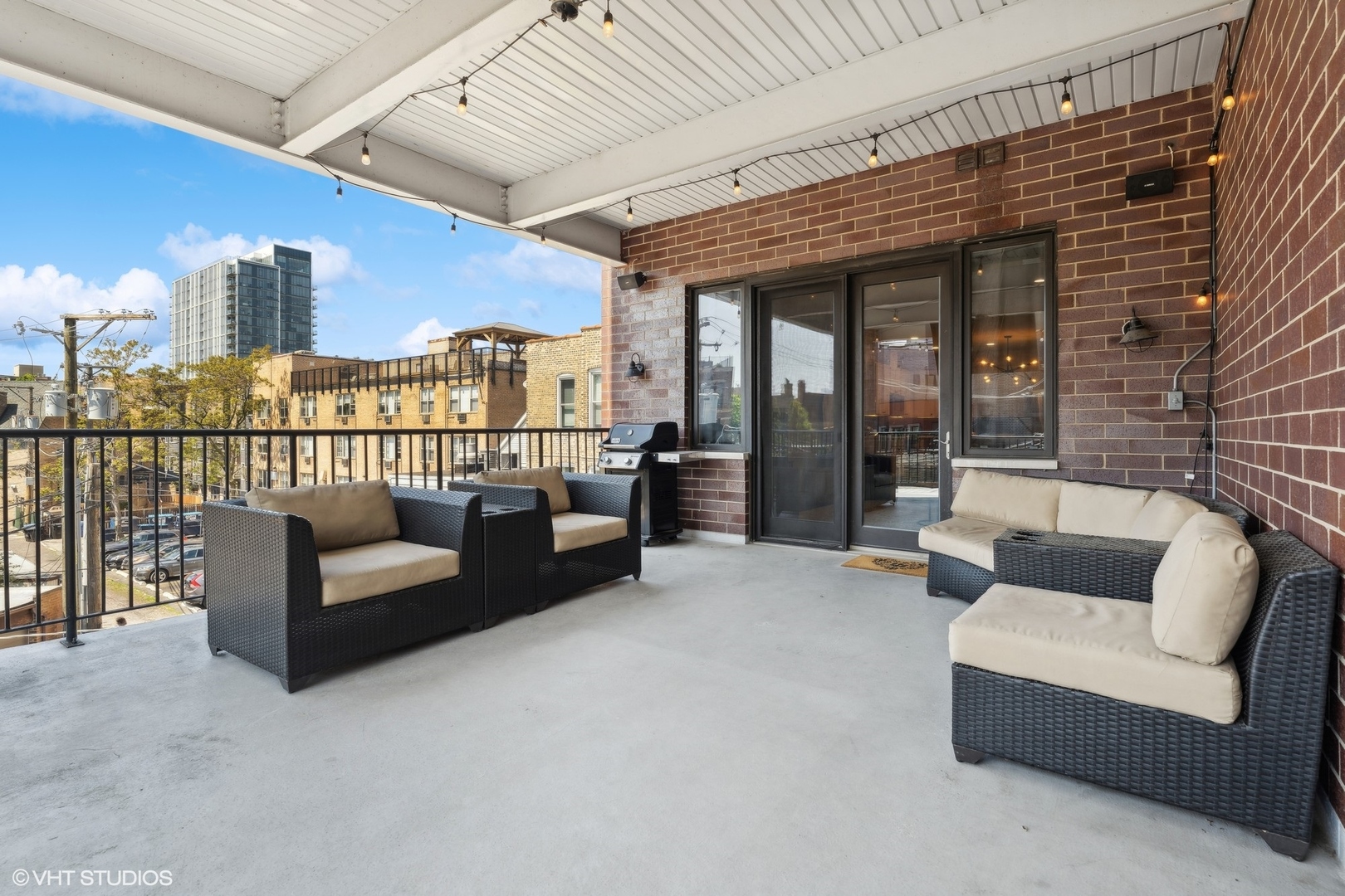 2230 N Lincoln Avenue Unit: 303