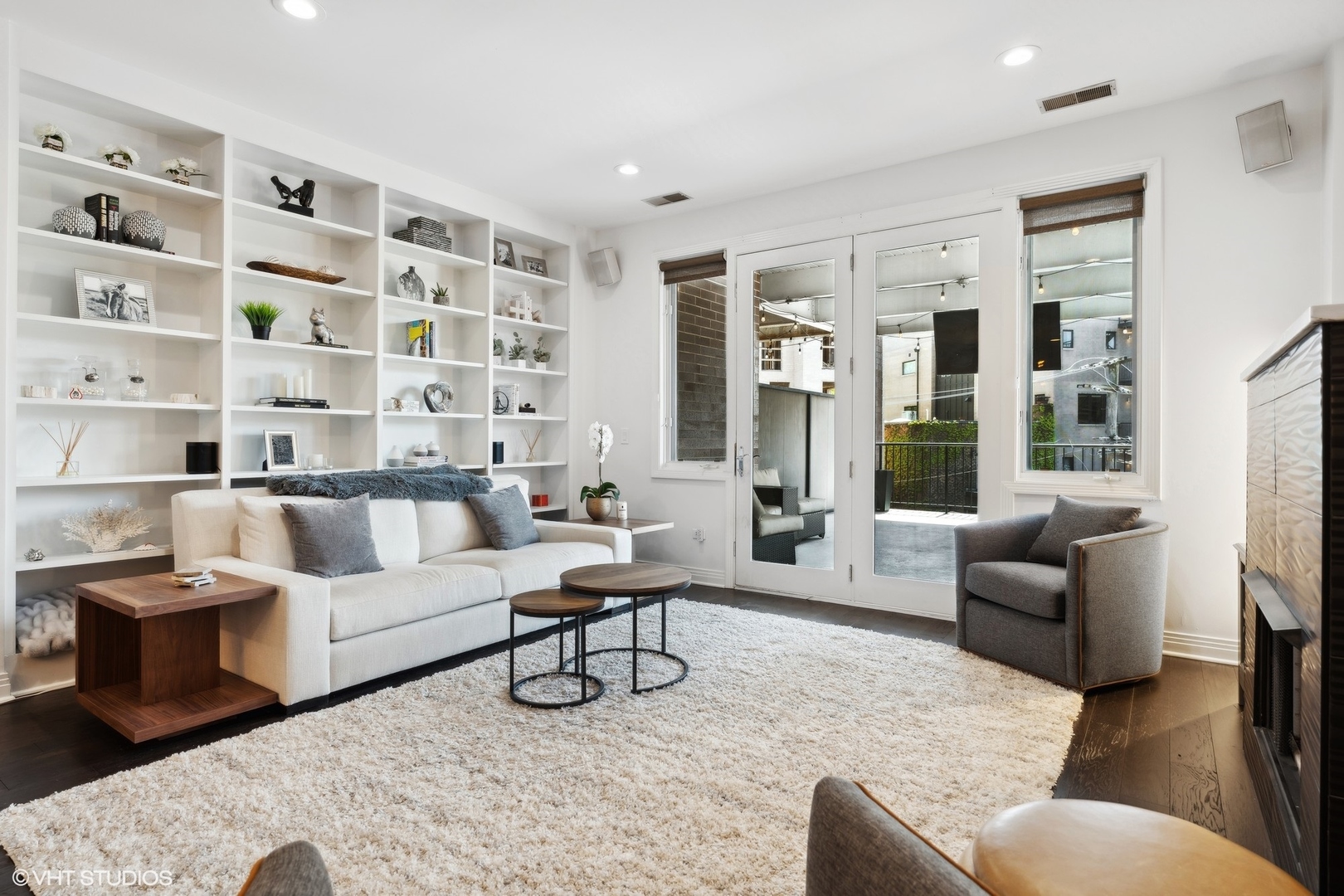 2230 N Lincoln Avenue Unit: 303