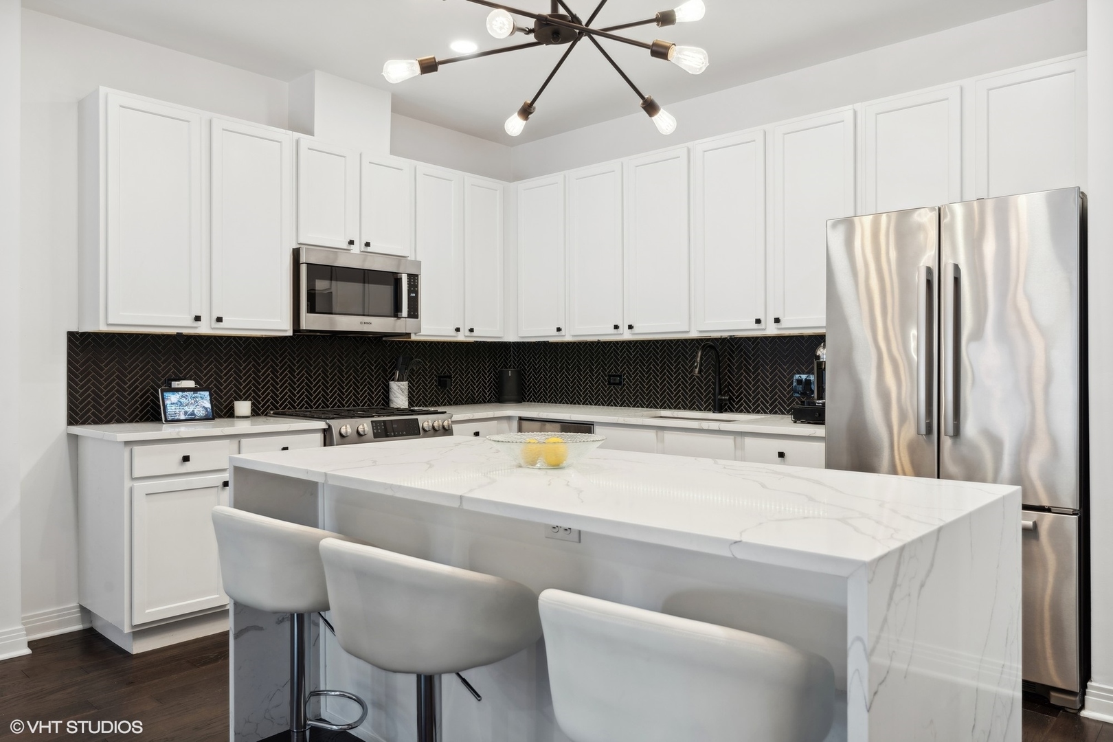 2230 N Lincoln Avenue Unit: 303