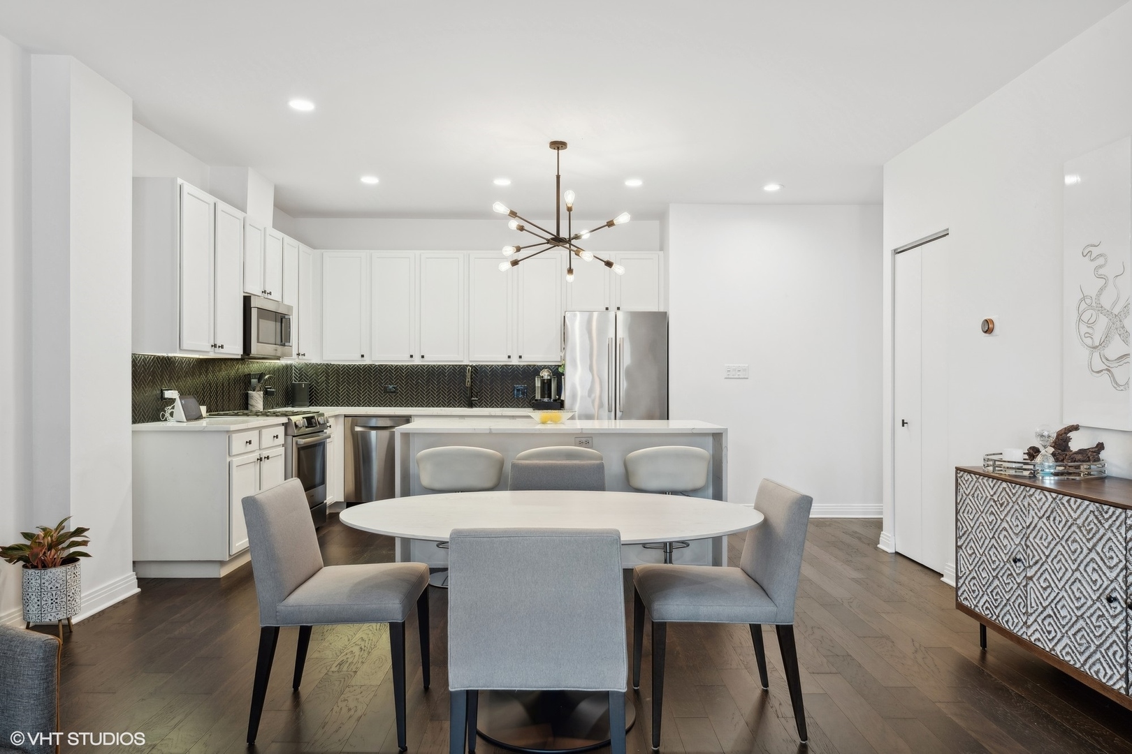 2230 N Lincoln Avenue Unit: 303