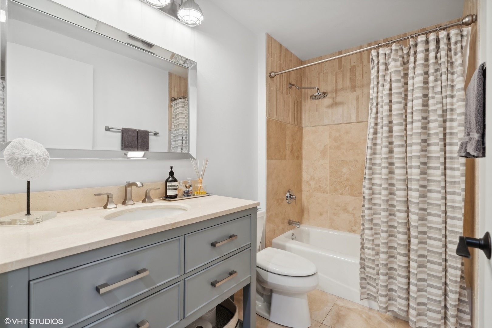 2230 N Lincoln Avenue Unit: 303