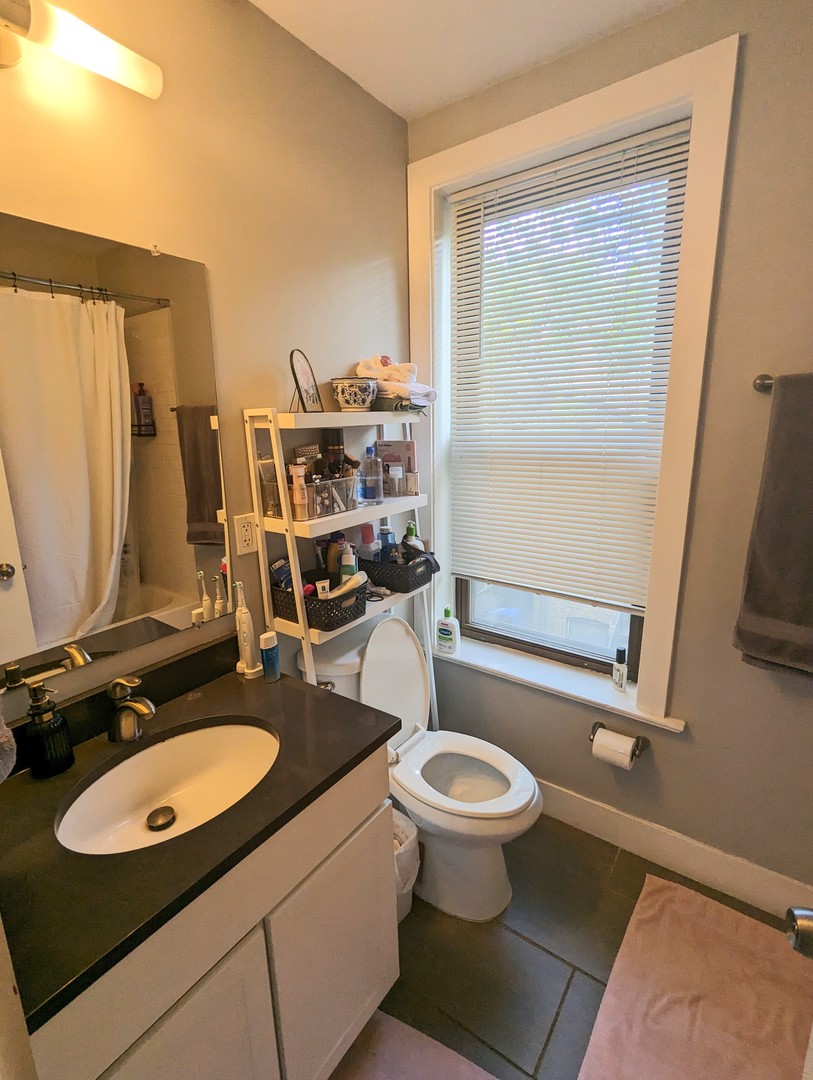 2425 N Geneva Terrace Unit: 2