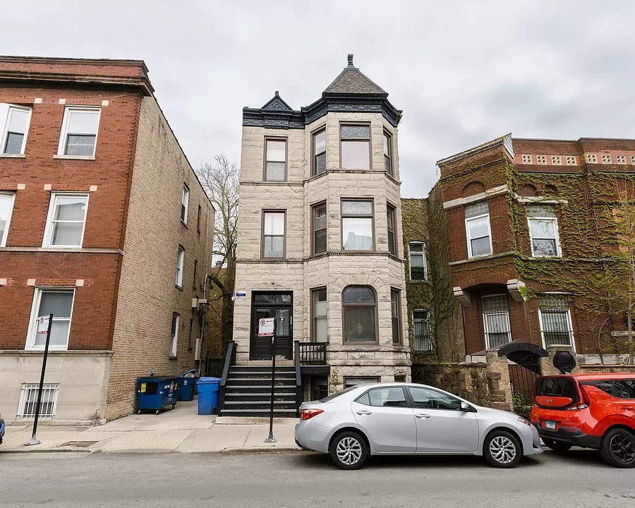 2425 N Geneva Terrace Unit: 2