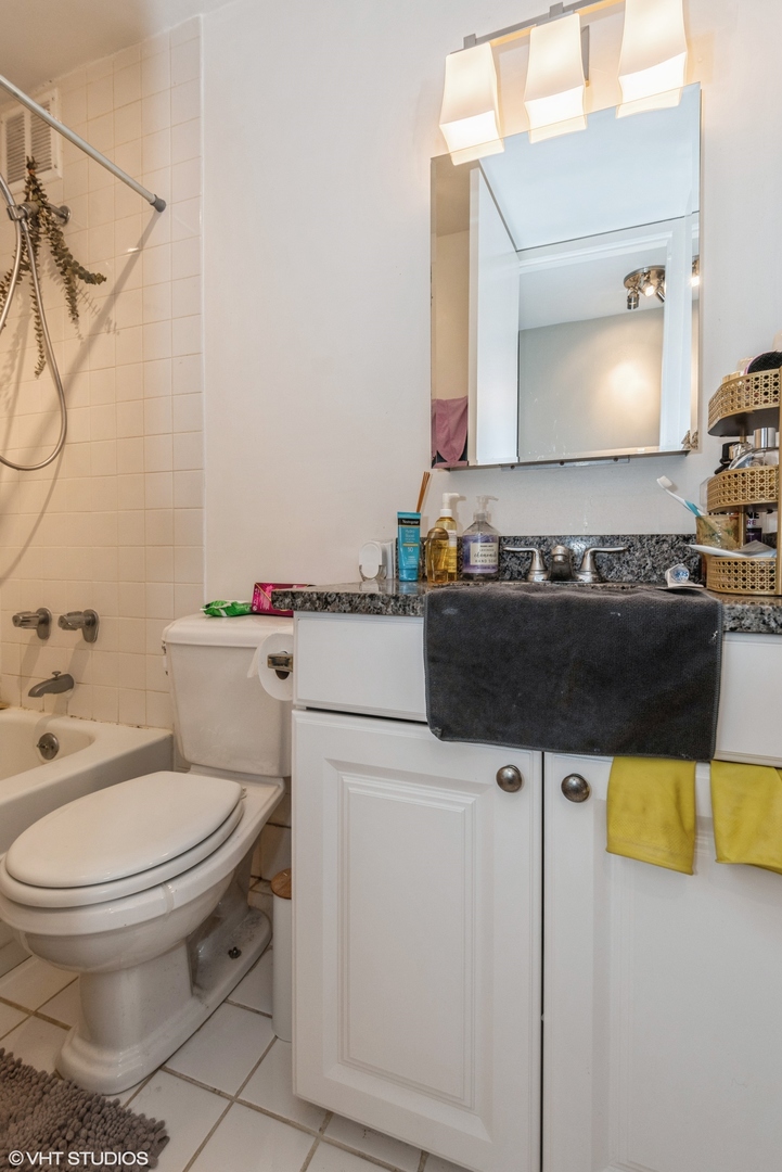 1 E Scott Street Unit: 1005