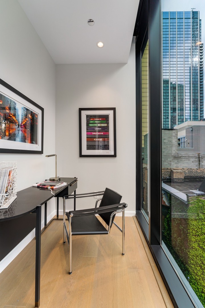 56 W HURON Street Unit: 10