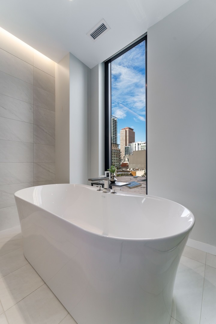 56 W HURON Street Unit: 10