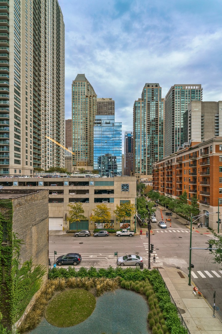 56 W HURON Street Unit: 10