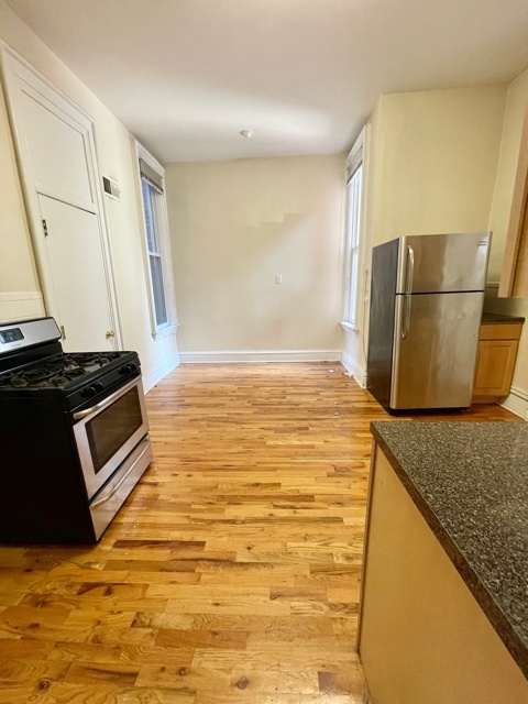 1947 N CLEVELAND Avenue Unit: 2F