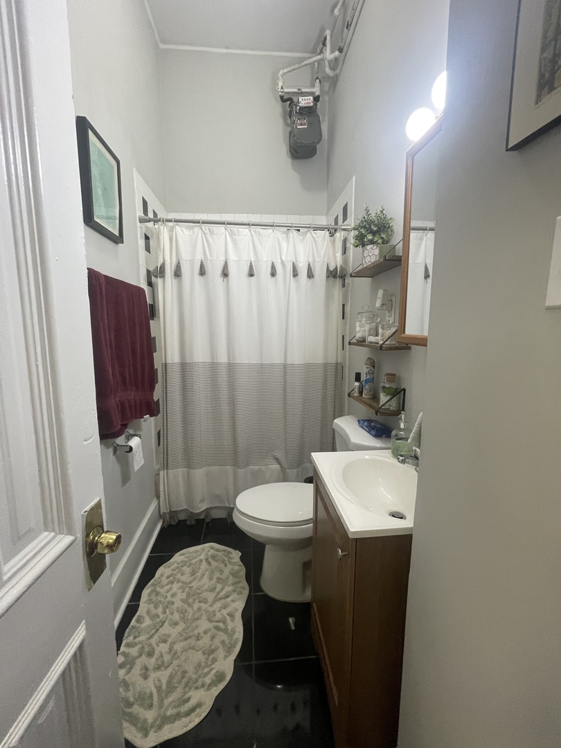 1947 N CLEVELAND Avenue Unit: 2F