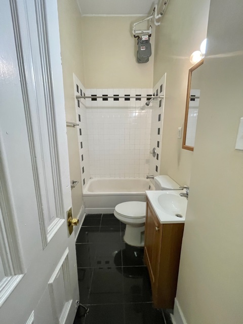 1947 N CLEVELAND Avenue Unit: 2F