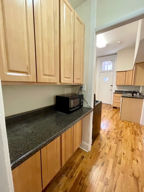 1947 N CLEVELAND Avenue Unit: 2F