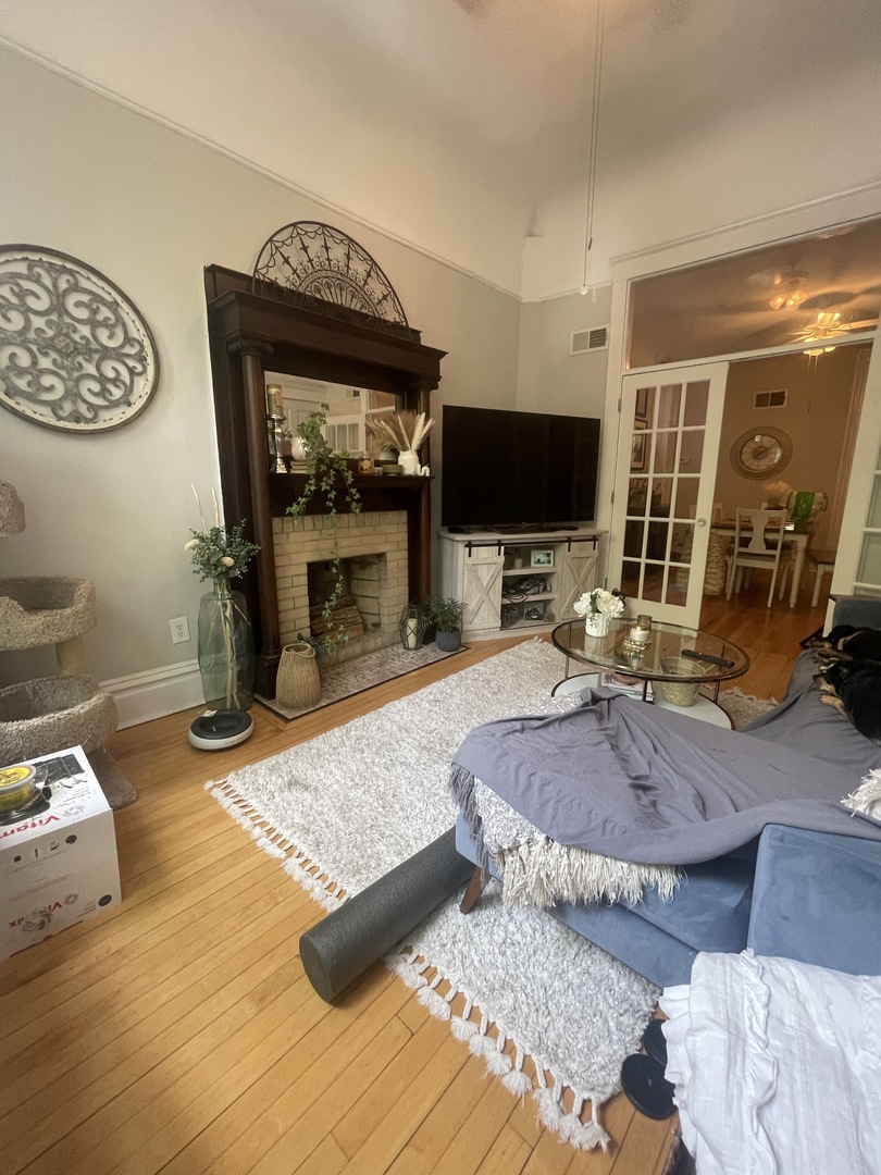 1947 N CLEVELAND Avenue Unit: 2F