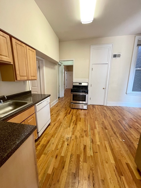 1947 N CLEVELAND Avenue Unit: 2F