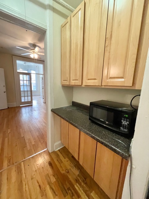 1947 N CLEVELAND Avenue Unit: 2F