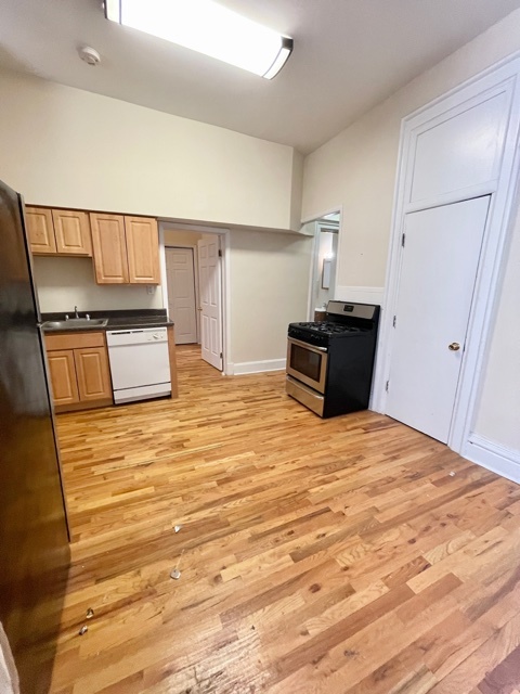 1947 N CLEVELAND Avenue Unit: 2F