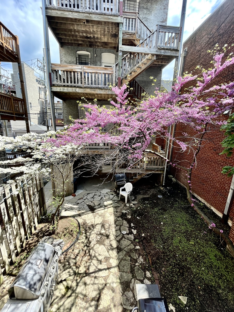 1947 N CLEVELAND Avenue Unit: 2F