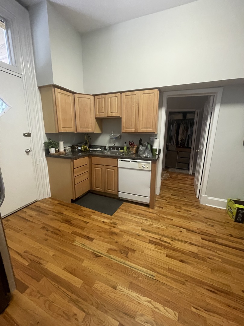 1947 N CLEVELAND Avenue Unit: 2F