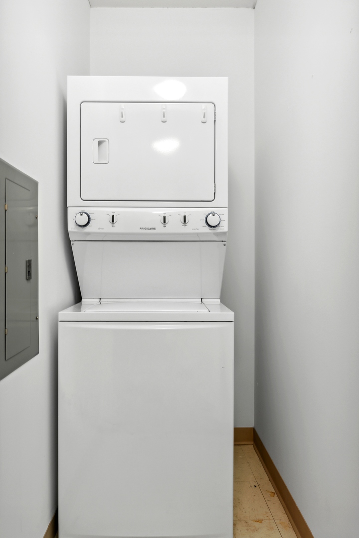 200 N JEFFERSON Street Unit: 2207