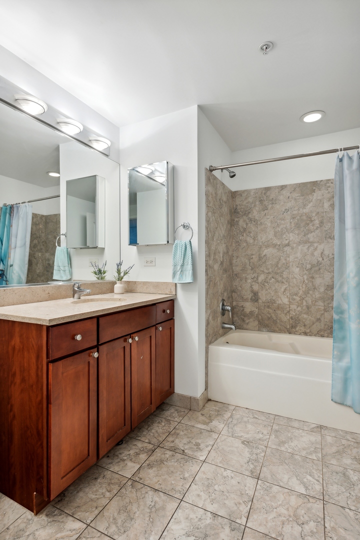 200 N JEFFERSON Street Unit: 2207